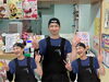 「㊗️開店1周年🎊青戸『むっちゃん万十あおと駅前店』さん✨SNSフォロー画面提示で100円引き🎁サマーホリデーチケットプレゼント🐟💕令和8年8月8日から4日間イベント開催✨寺本茂店長からの感謝の気持ち💕」