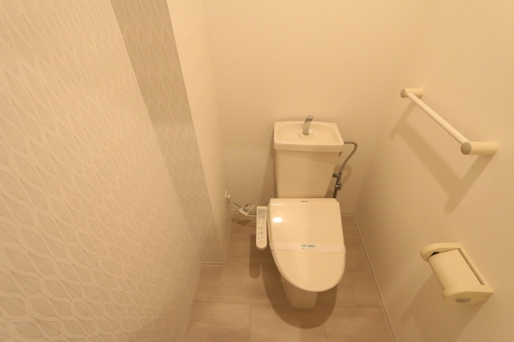 トイレも温水洗浄暖房便座付きで快適「モルタル風な壁とシックな床はいかが？」