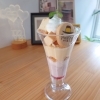 濃厚チーズとあまおういちごアイスのぷりんパフェ