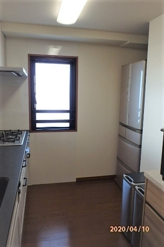 工事後:隣の部屋の収納の奥行を冷蔵庫スペースに「リフォームで動線を考えた使いやすいキッチンへ」