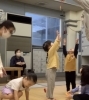 あっ！落ち葉がひらひらと🍂「下京区＆南区のリトミック＆英語リトミック♪森でいっぱい遊ぼ！やきいもやきいもアッチッチのチー✌️【南区＆下京区のピアノ・リトミック・英語リトミック・ベビーリトミック】」
