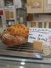 チーズがゴロゴロ入ったハード系のパン「今日のお店はこんな感じです✨」