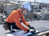 笑顔で作業、安心と信頼をお届け「屋根リフォームや塗装、本当に“今すぐ契約”が正解？材料不足のリアルをお伝えします」