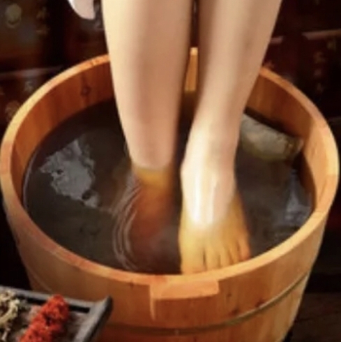 漢薬足湯です❗️「ふくらはぎはむくみ、足が冷たいなどに良い足ケアコース」