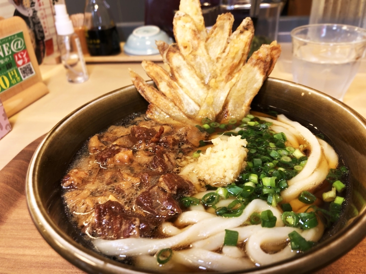 朝霞台にオープンした 小倉肉うどんパンチ で豪快ごぼう天と肉の旨味凝縮の 肉ごぼ天うどん ランチ 朝霞市 志木市 新座市 和光市のおすすめ人気ランチ特集 まいぷれ 朝霞 志木 新座 和光