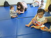シールをぺたんこ。「今日は「うさぎぐみ」がありました。」