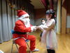 ドキドキしながらプレゼントをもらいます☆彡「メリークリスマス！良い子のみんなにサプライズ！」