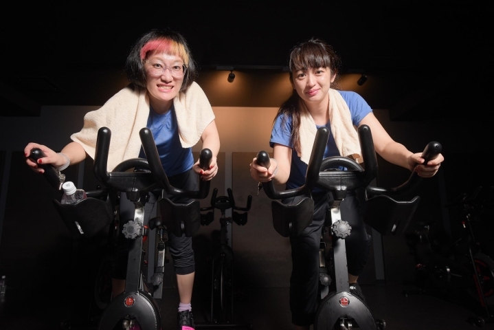 いま注目の吉本女芸人スパイクが 女性専用暗闇バイクフィットネスolutanaを初体験 千葉店がオープン 女性専用 暗闇バイクエクササイズ Active Detox Studio Olutana オルタナ まいぷれ 千葉市 いま注目の吉本女芸人スパイクが 女性専用暗闇バイクフィットネスolutanaを初体験 千葉店がオープン 女性専用 暗闇バイクエクササイズ Active Detox Studio Olutana オルタナ まいぷれ 千葉市