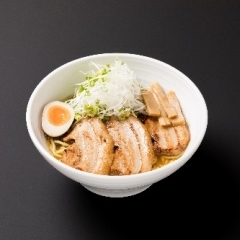 炙りチャーシュー麺（中太麺）